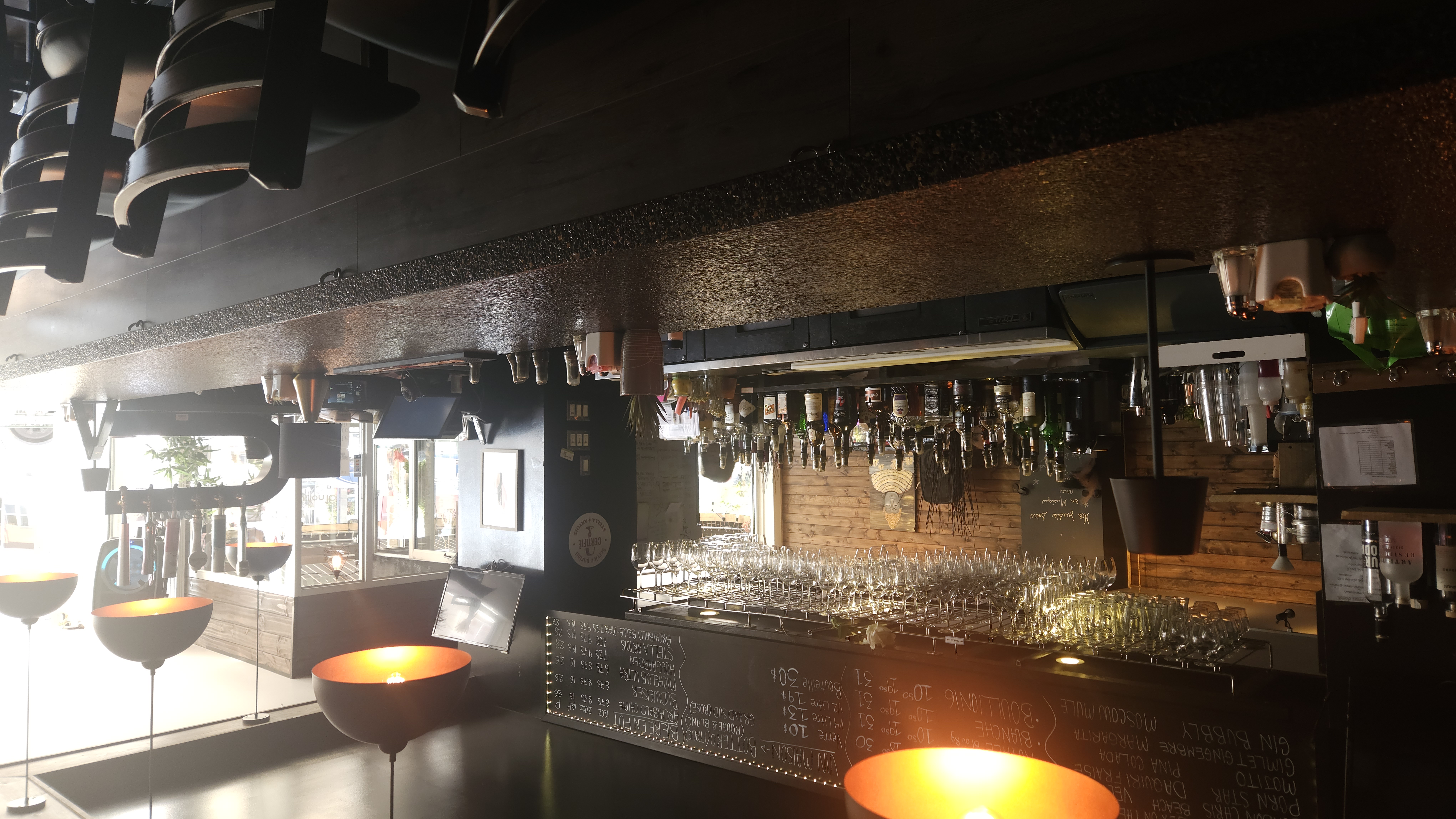 Comptoir bar du Bouillon 16 avec sélection de spiritueux et verrerie professionnelle