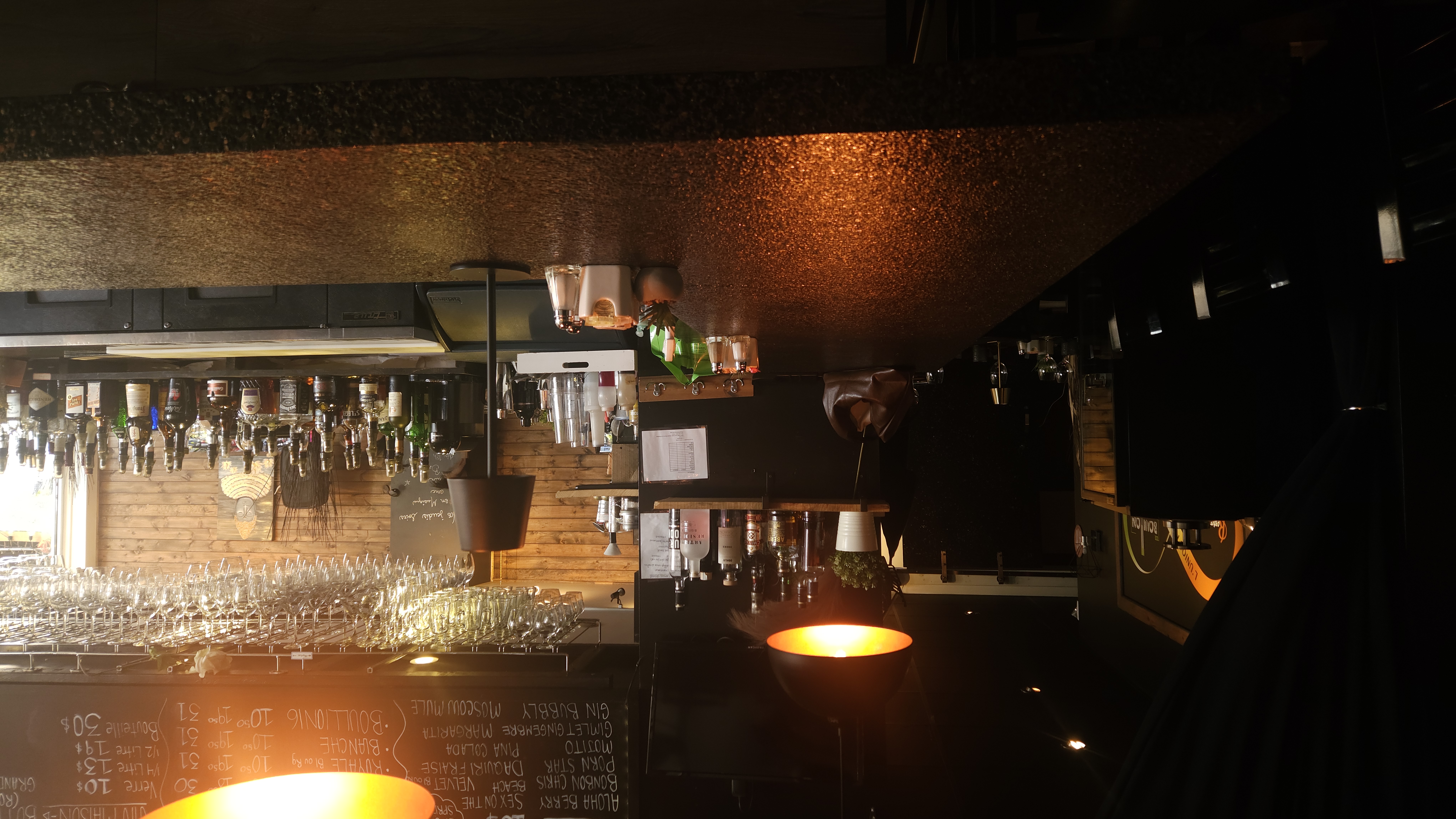 Ambiance feutrée du bar du Bouillon 16 avec éclairage d'ambiance chaleureux