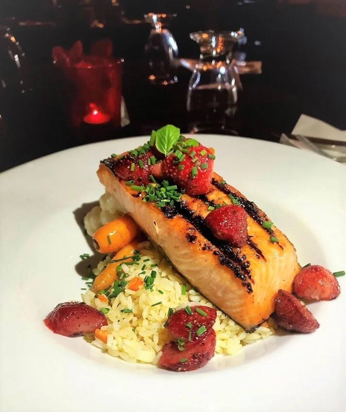 Filet de saumon grillé avec riz aux herbes et fruits frais - LeBouillon16