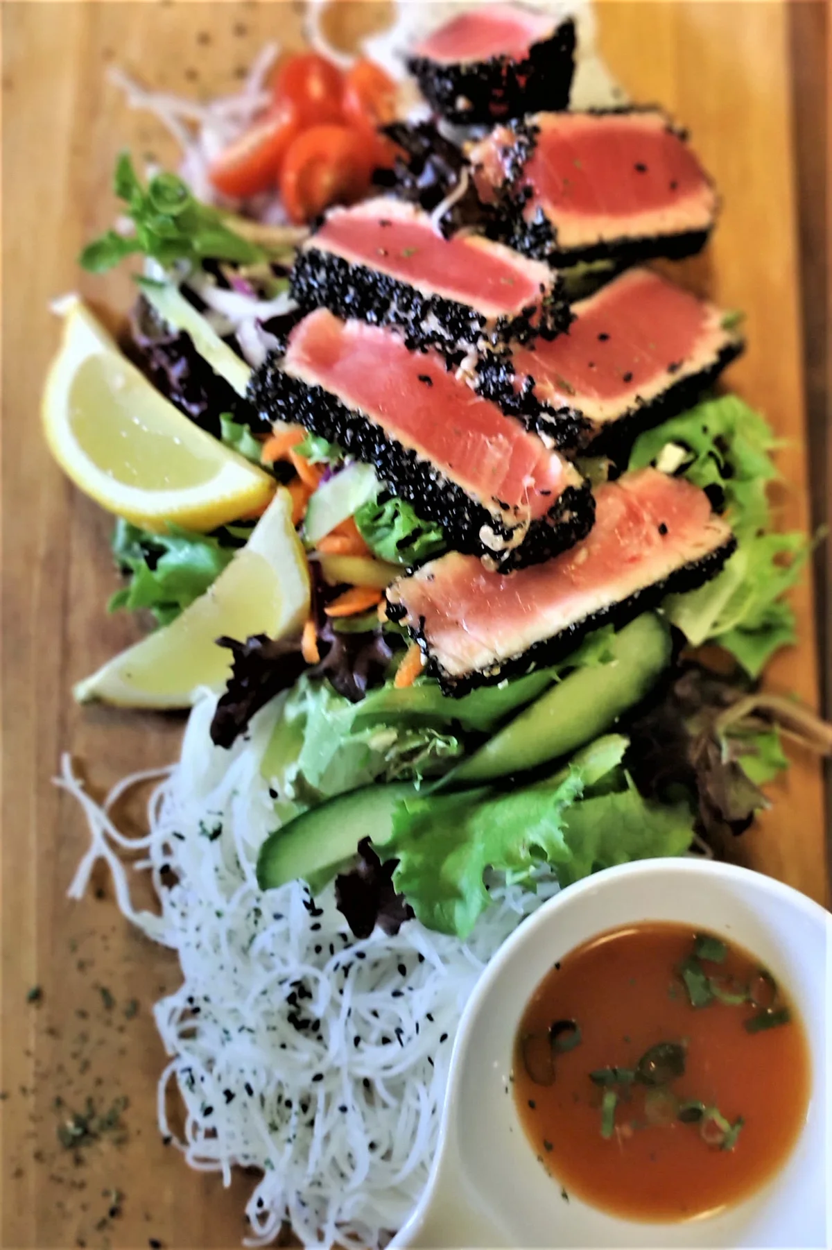 Tataki de thon aux graines de sésame avec salade fraîche - LeBouillon16