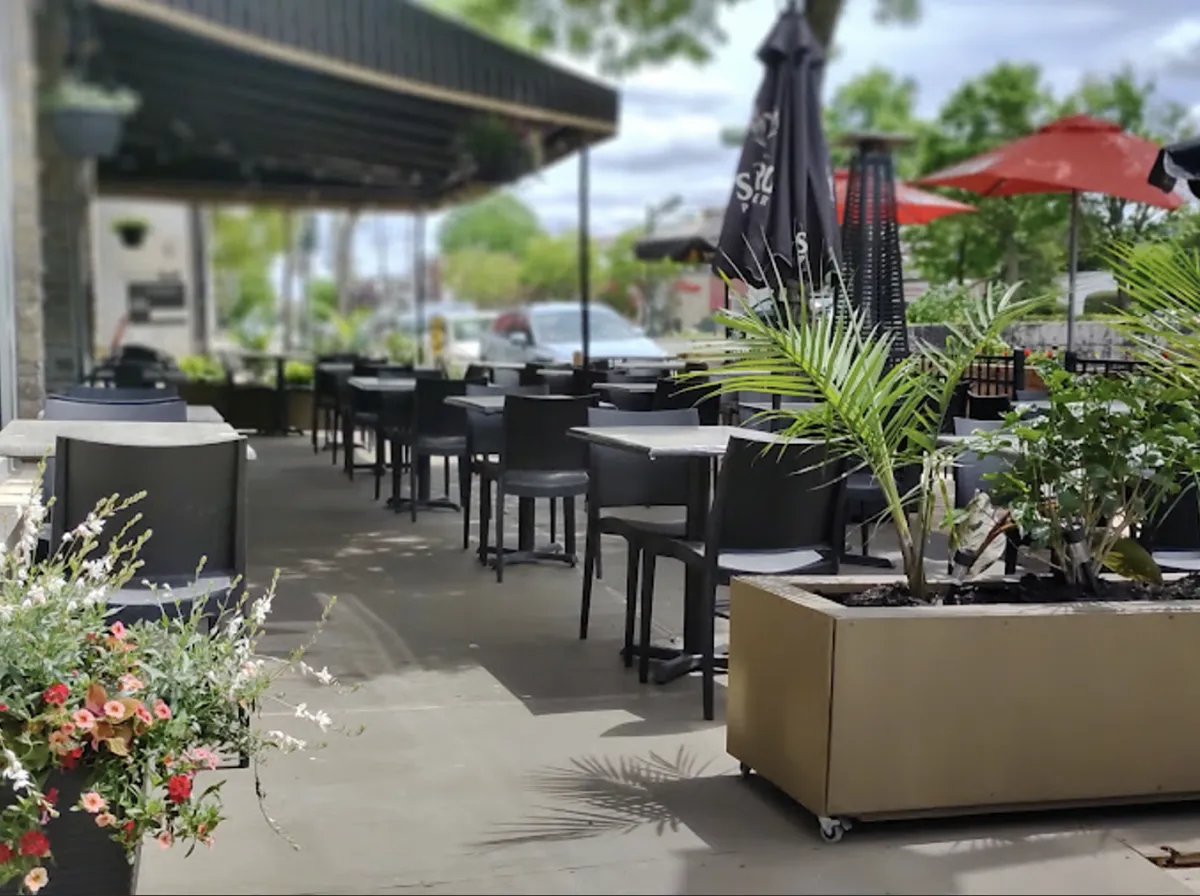 Mobilier moderne et élégant de la terrasse du restaurant LeBouillon16