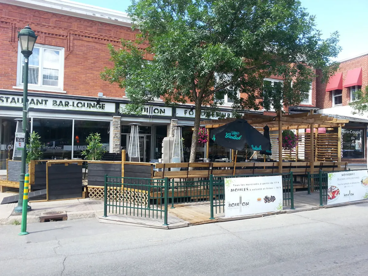 Façade extérieure du restaurant LeBouillon16 avec terrasse, 575 rue Principale Lachute